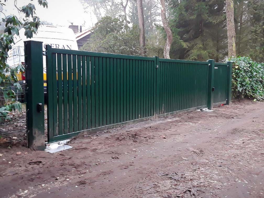 Houten poort voorzien van de Comunello Kit EAGLE